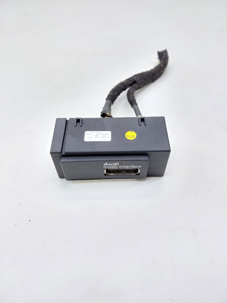 Entrada Conector Interface Audi A3 Hatch 1.8 2013 8v0035736