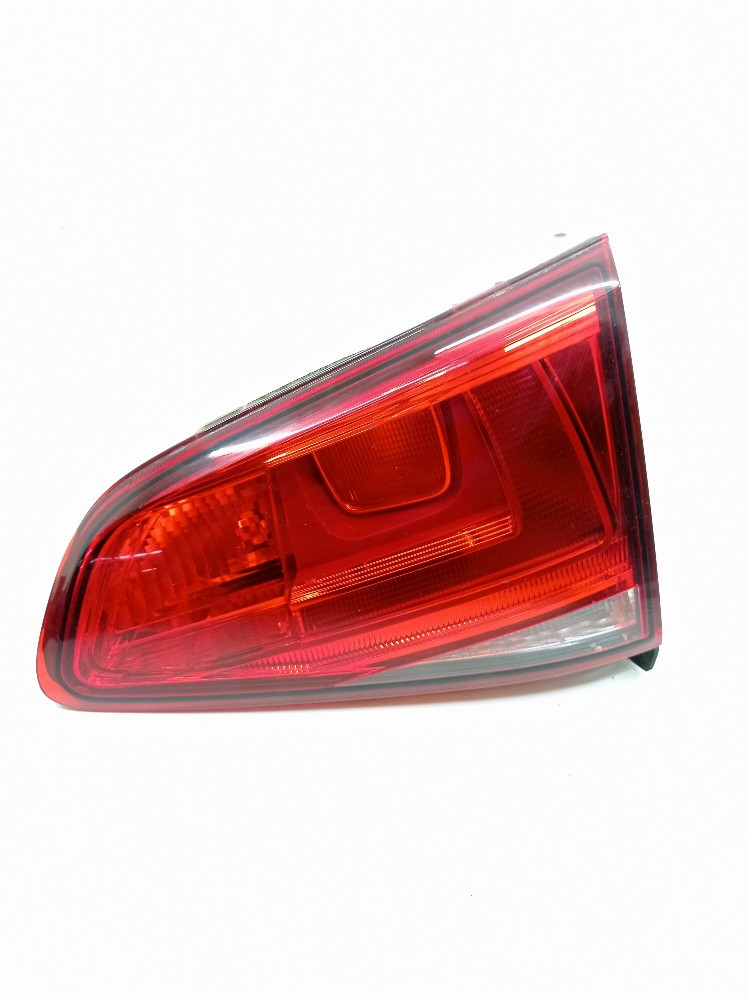 Lanterna Tampa Traseira Direita Vw Golf 1.0 2017 5gm945094 Direito/passageiro Vermelho