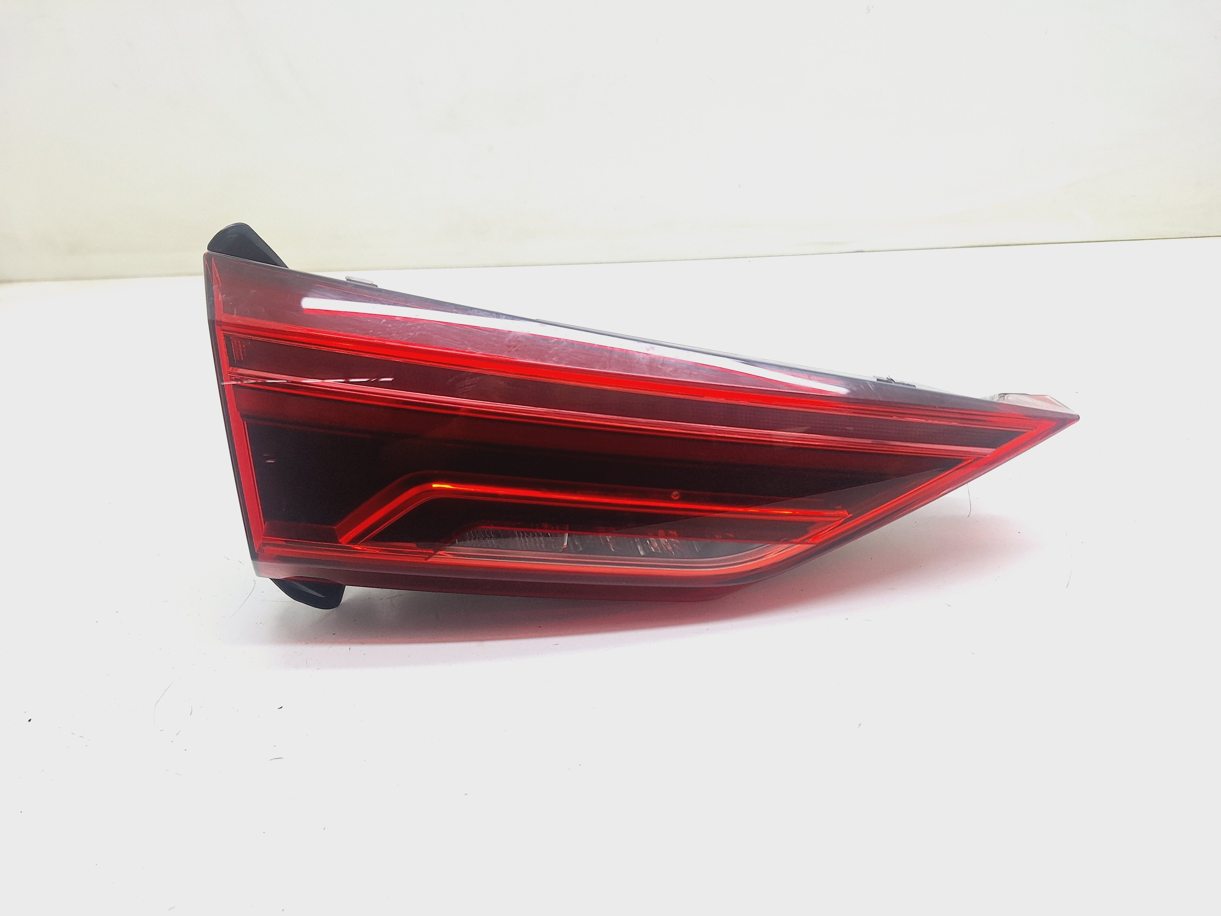 Lanterna Esquerda Tampa Traseira Audi Q3 Tfsi 1.4 2020 Esquerdo Vermelho