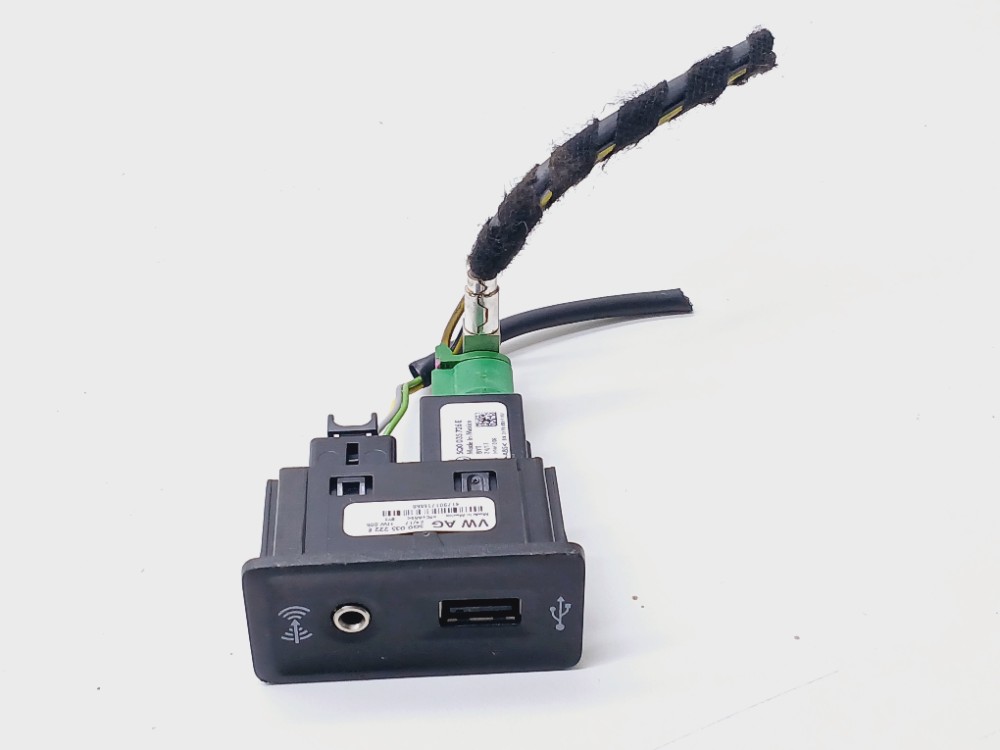 Entrada Auxiliar Usb Vw Jetta Tsi 1.4 2017 5g0035222