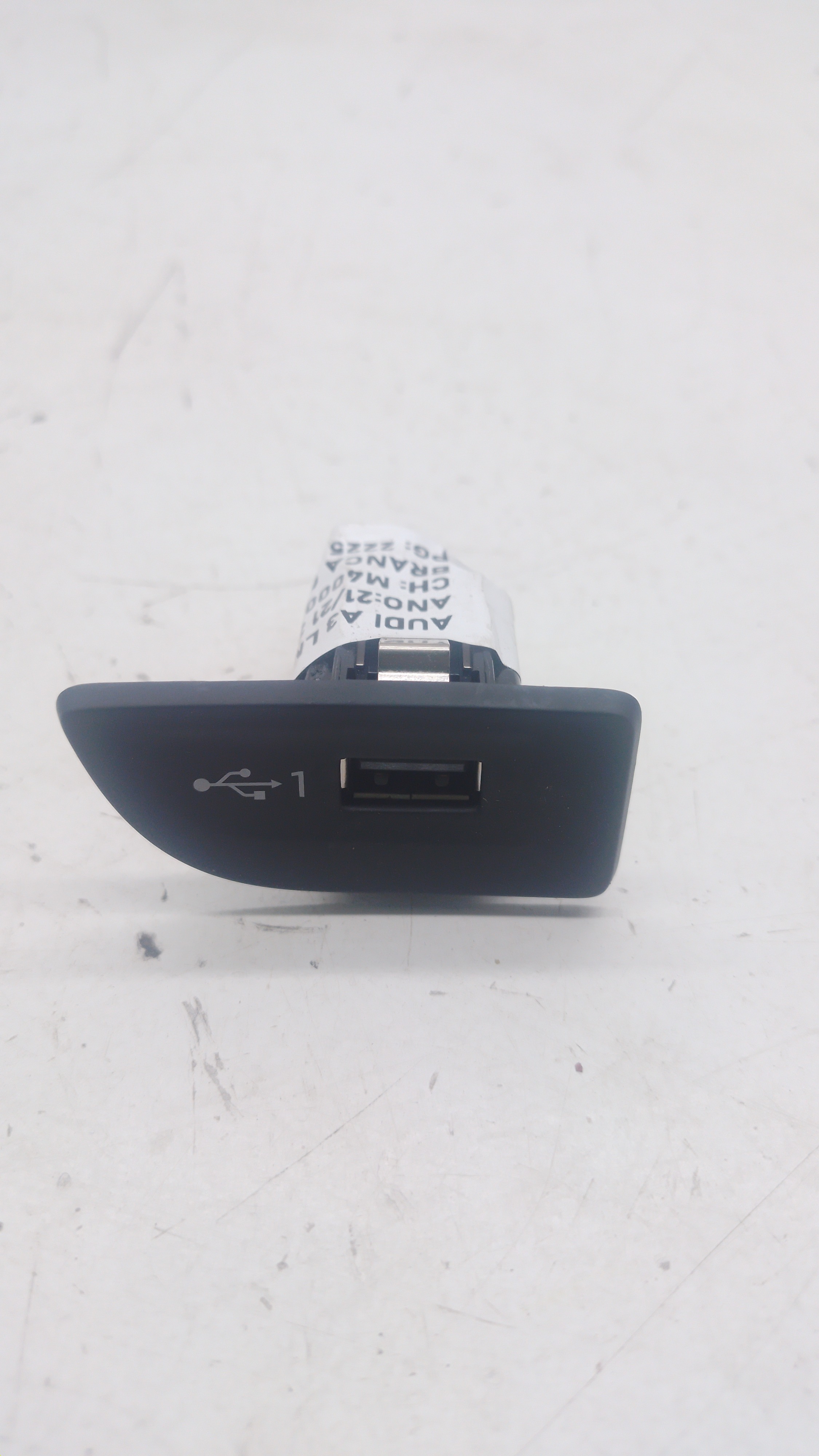 Entrada Usb Auxiliar Audi A3 Sedan 2.0 2021 Nº8v1035726