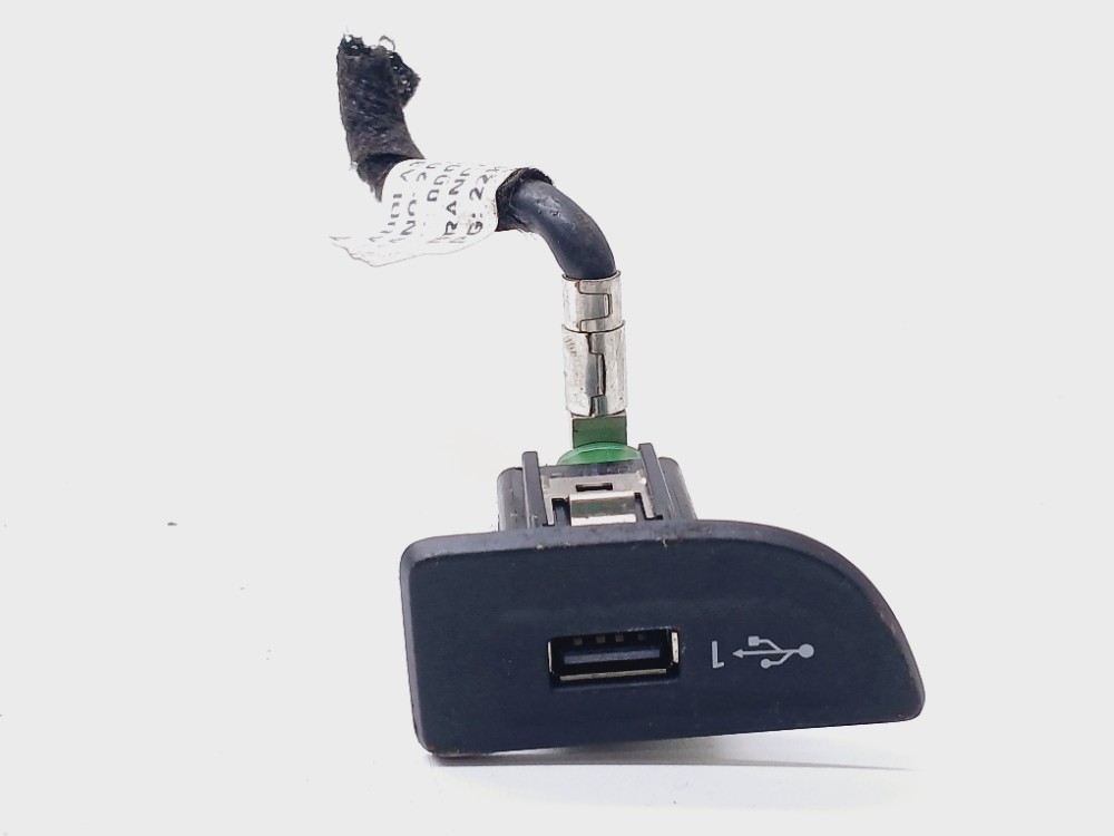Entrada Usb Auxiliar Audi A3 Sedan 1.4 Tfsi 2021 8v1035726