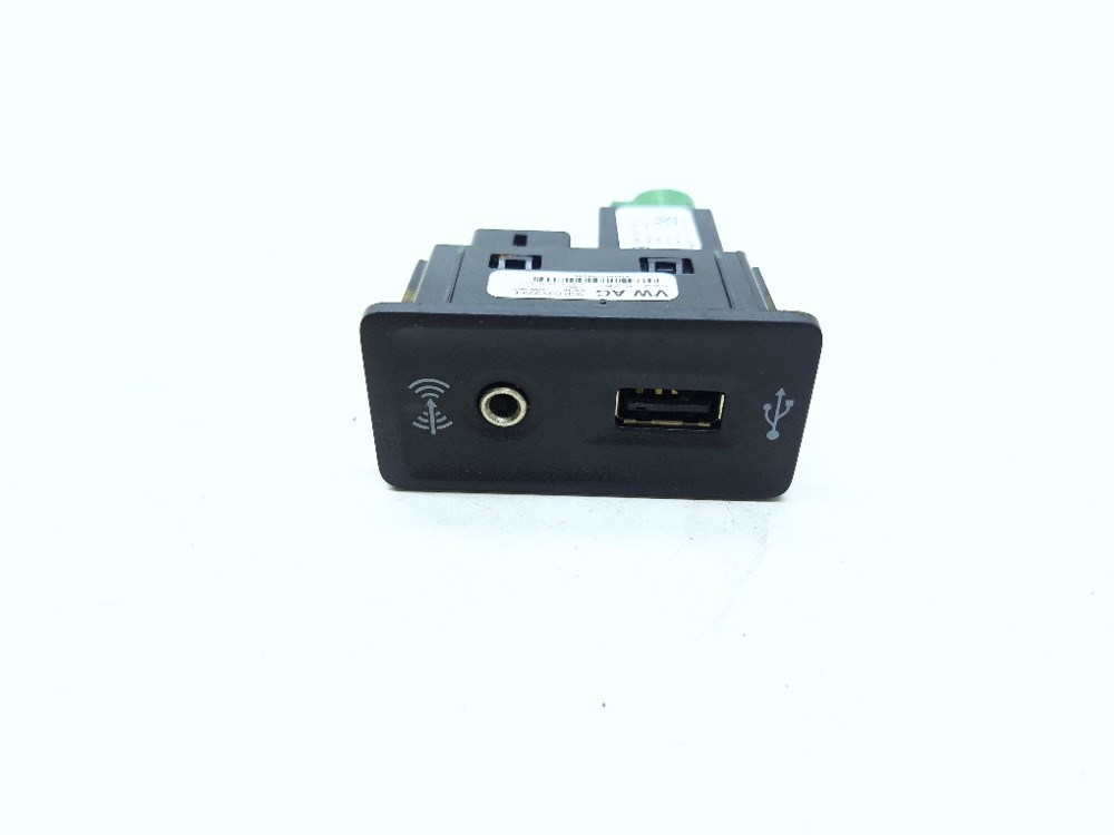 Entrada Usb Auxiliar Vw Jetta 2.0 2016 5g0035222e