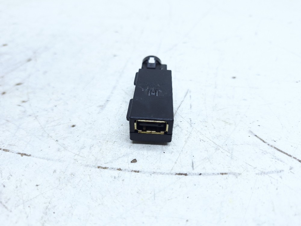 Entrada Usb Auxiliar Vw Jetta Gli 2.0 2019 5q0035726j