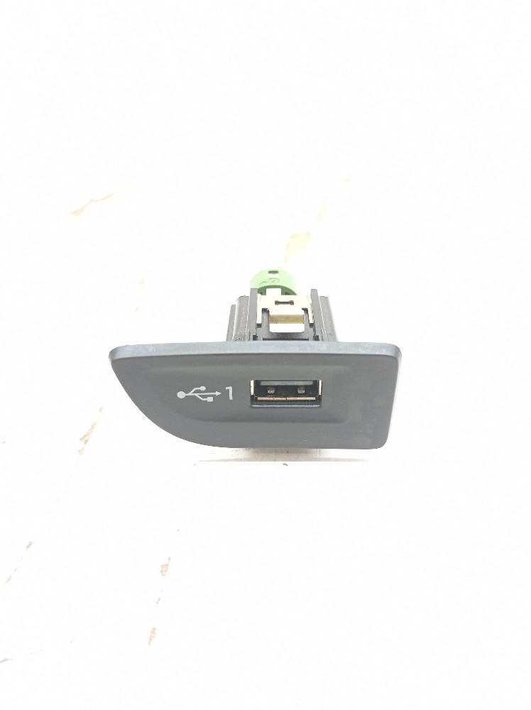 Entrada Auxiliar Usb Audi A3 Tfsi 2.0 2017 8v1035726