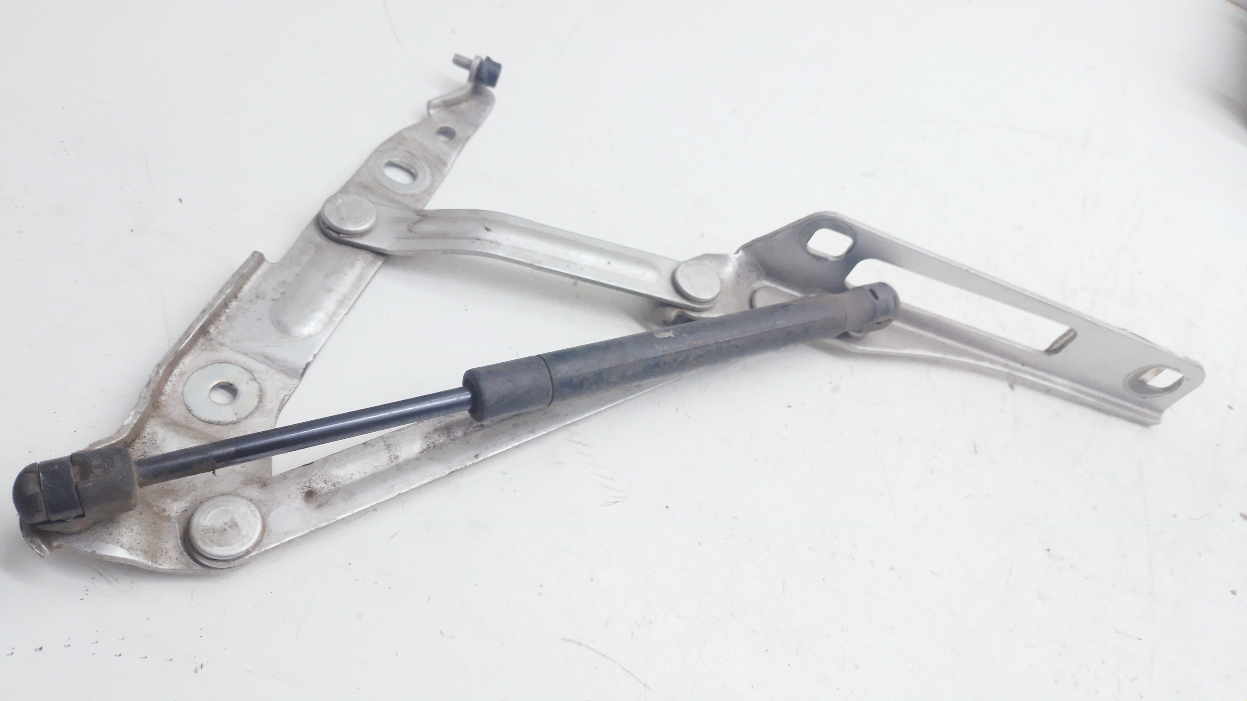 Dobradiça Direita Tampa Traseira Gm Omega 2011 Nº92121948