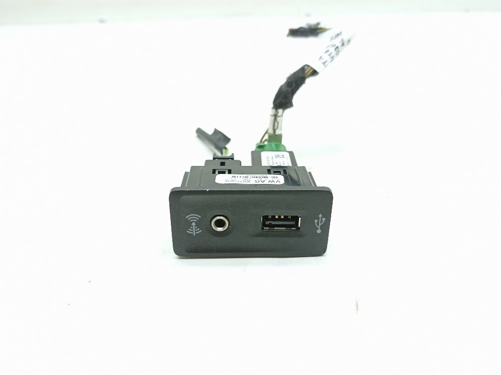 Entrada Usb Auxiliar Vw Jetta Tsi 2.0 2016 5g0035222e Preto