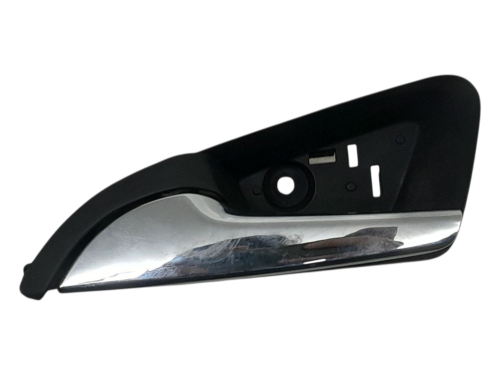 Maçaneta Interna Porta Tras Esq Chevrolet Cruze Sedan 2020 Preto E Cromado Traseira 1