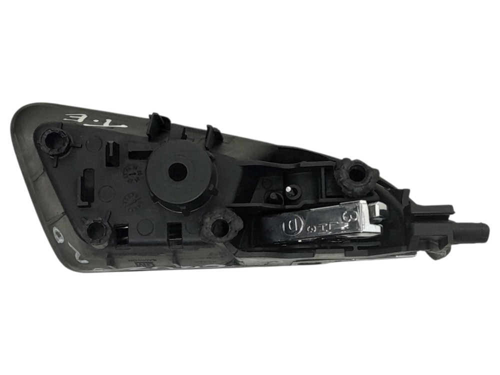 Maçaneta Interna Porta Tras Esq Chevrolet Cruze Sedan 2020 Preto E Cromado Traseira 2
