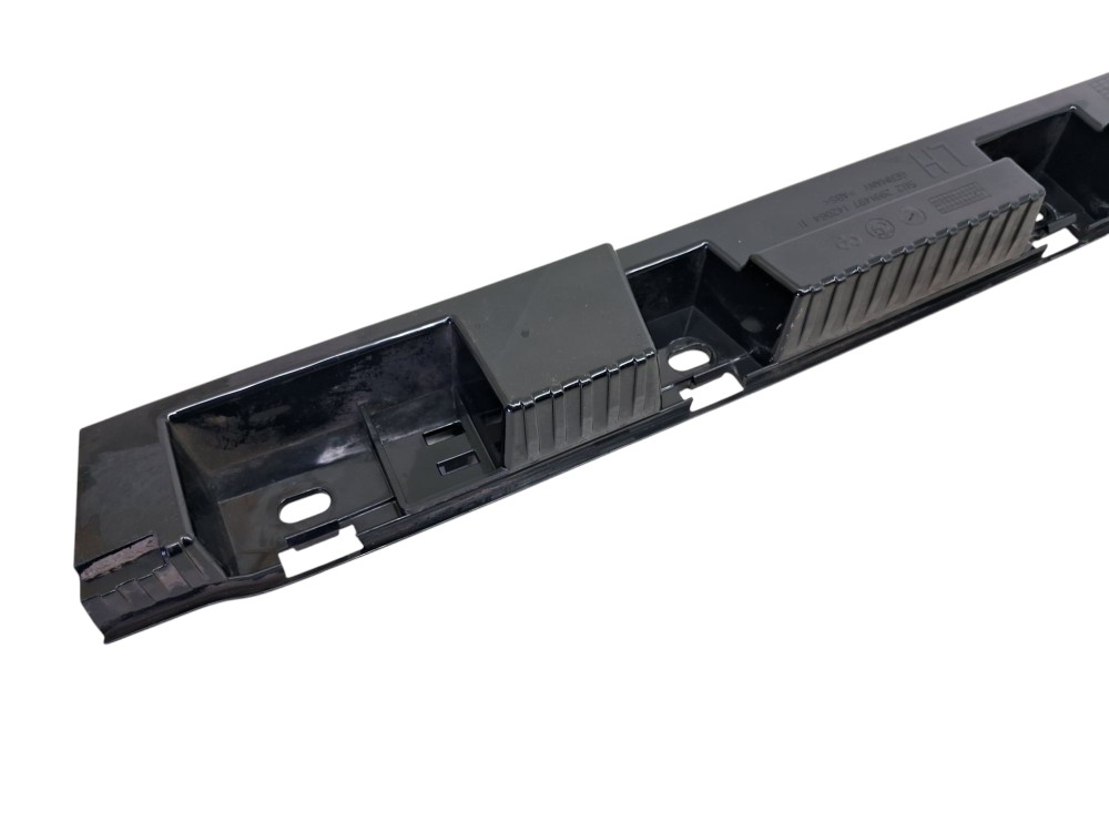 Guia Suporte Traseiro Esquerdo Spoiler Lateral Bmw X1 2012 3