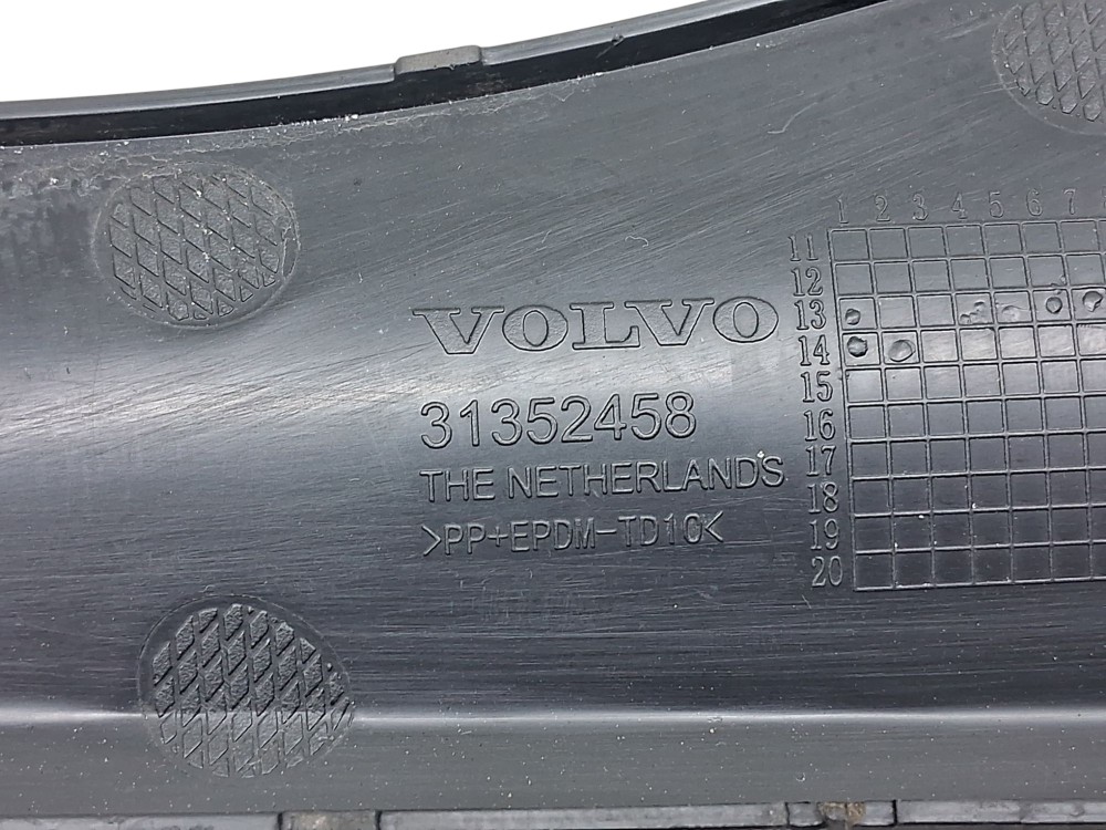 Moldura Acabamento Esquerdo Parachoque Diant Volvo Xc60 2014 – Preto 5