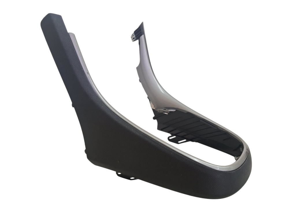 Moldura Console Trambulador Chevrolet Tracker Ltz 2015 3
