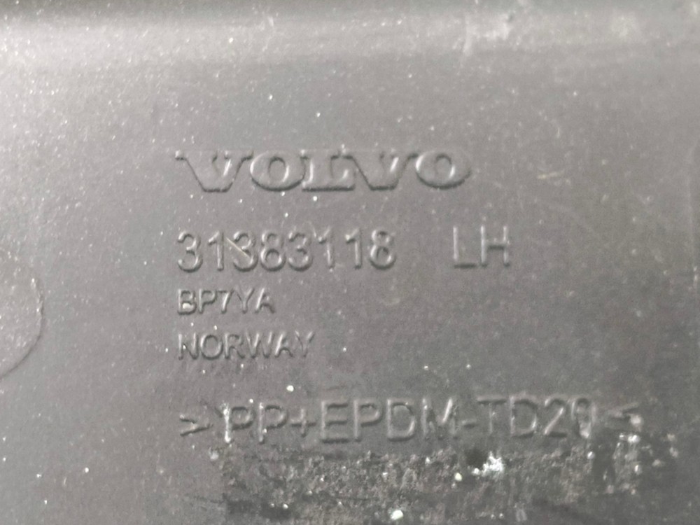 Moldura Farol Milha Esquerda Volvo Xc60 T5 R-design 2016 Cinza Esquerdo 6