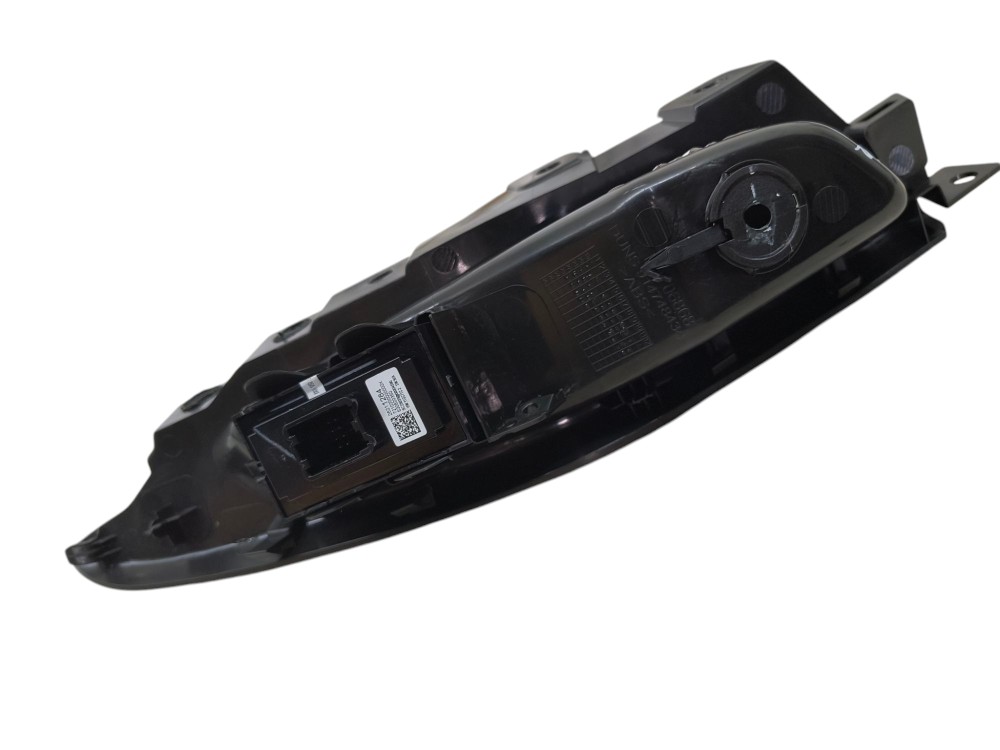 Botao Vidro Traseiro Esq Chevrolet Tracker Midnight 2024 4