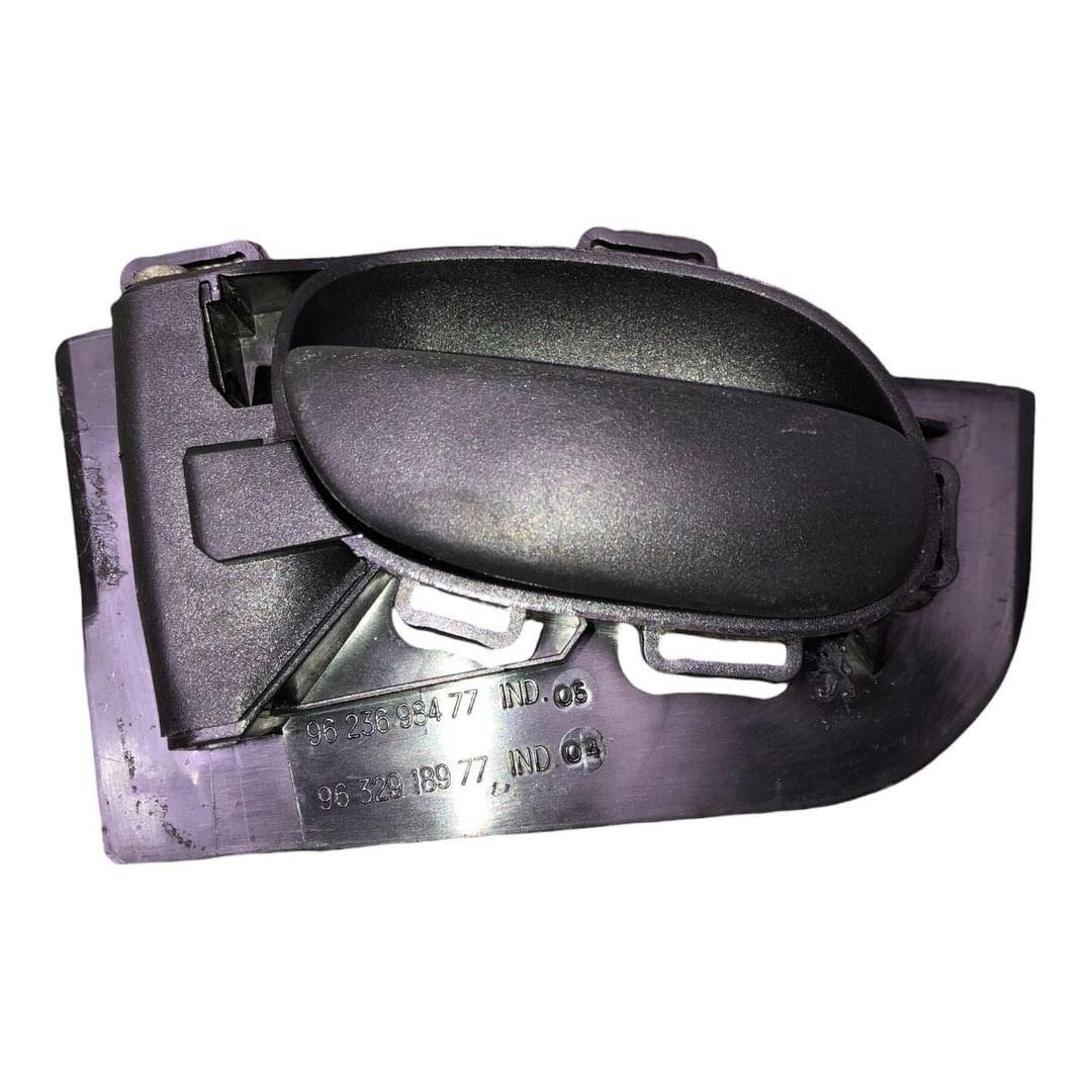 Maçaneta Interna Lado Esquerdo Peugeot 206 207 1998 A 2015 Preto Dianteira/traseira