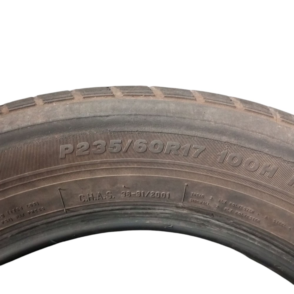 Pneu Firestone P235/60 R17 com detalhe 2