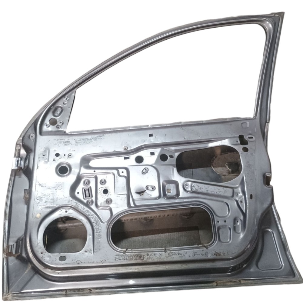 Porta Dianteira Direita Gm Corsa Sedan 2004 *detalhes  Dianteira Direito Cinza 2