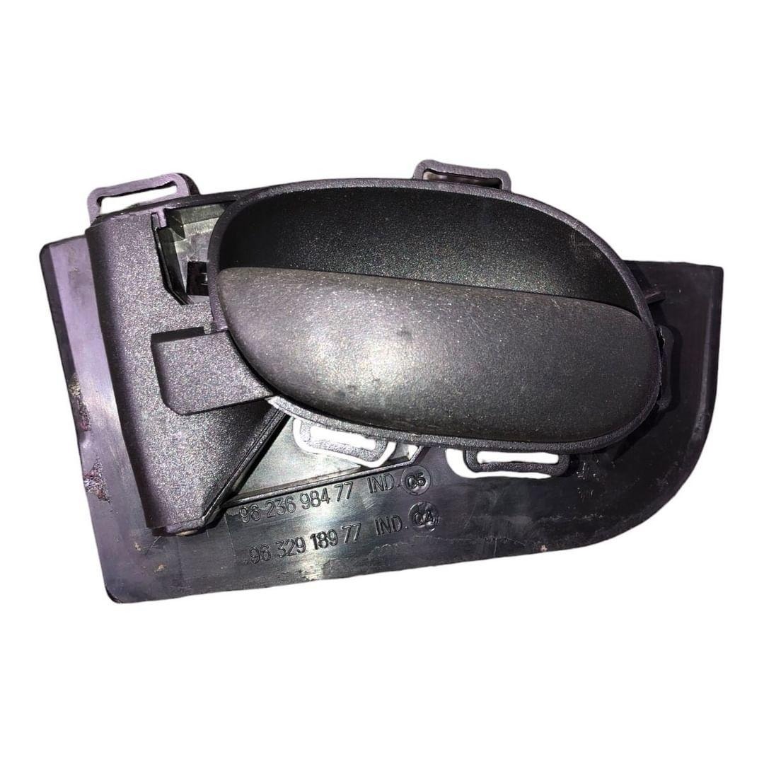 Maçaneta Interna Lado Esquerdo Peugeot 206 207 1998 A 2015 Preto Dianteira/traseira