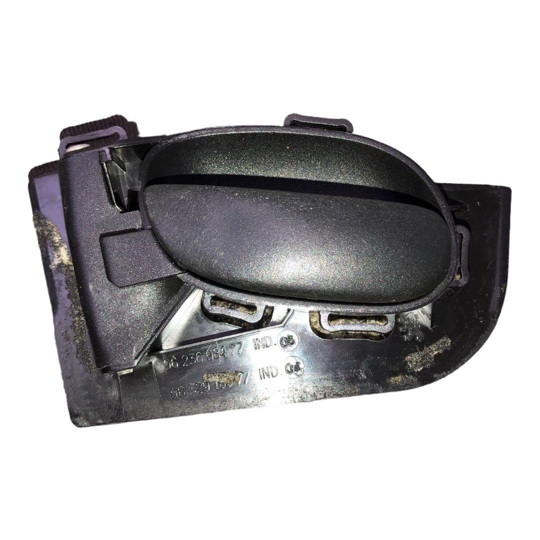 Maçaneta Interna Lado Esquerdo Peugeot 206 207 1998 A 2015 Preto Dianteira/traseira