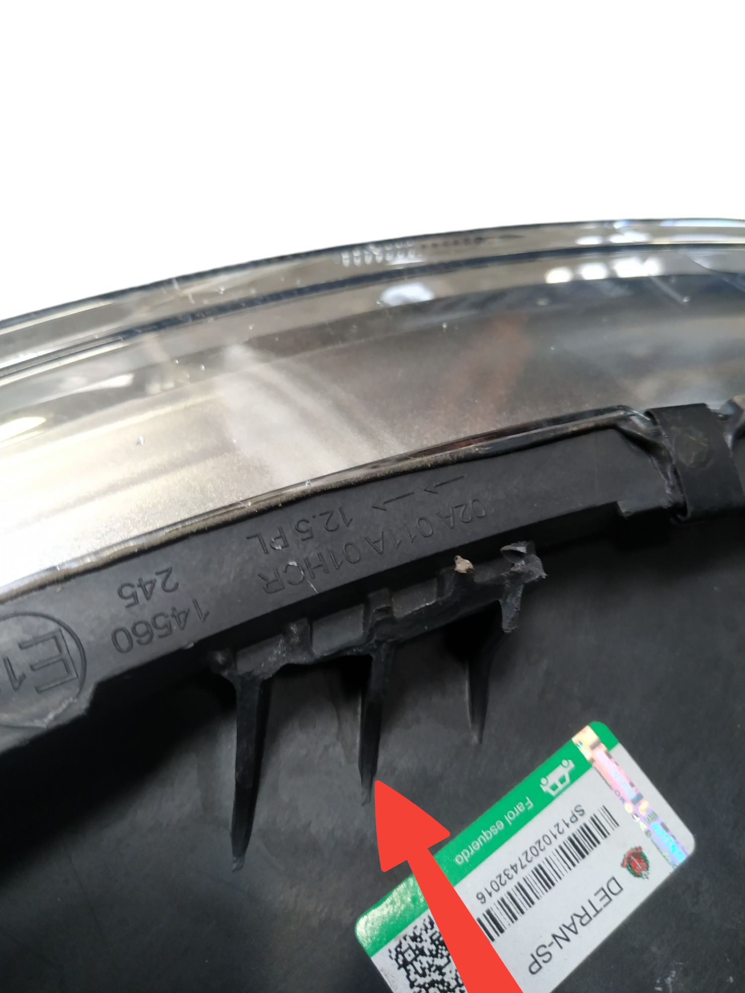 Farol esquerdo com detalhe GM Cobalt 2018 8