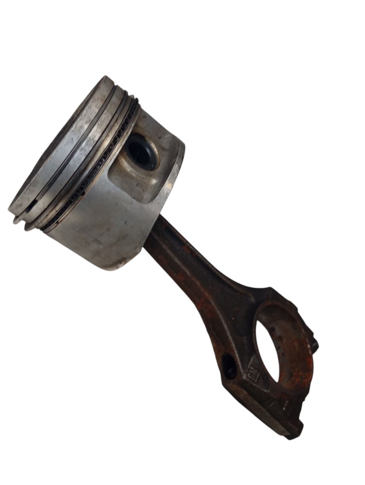 Conjunto de pistão e biela de um motor automotivo GM 2000 3