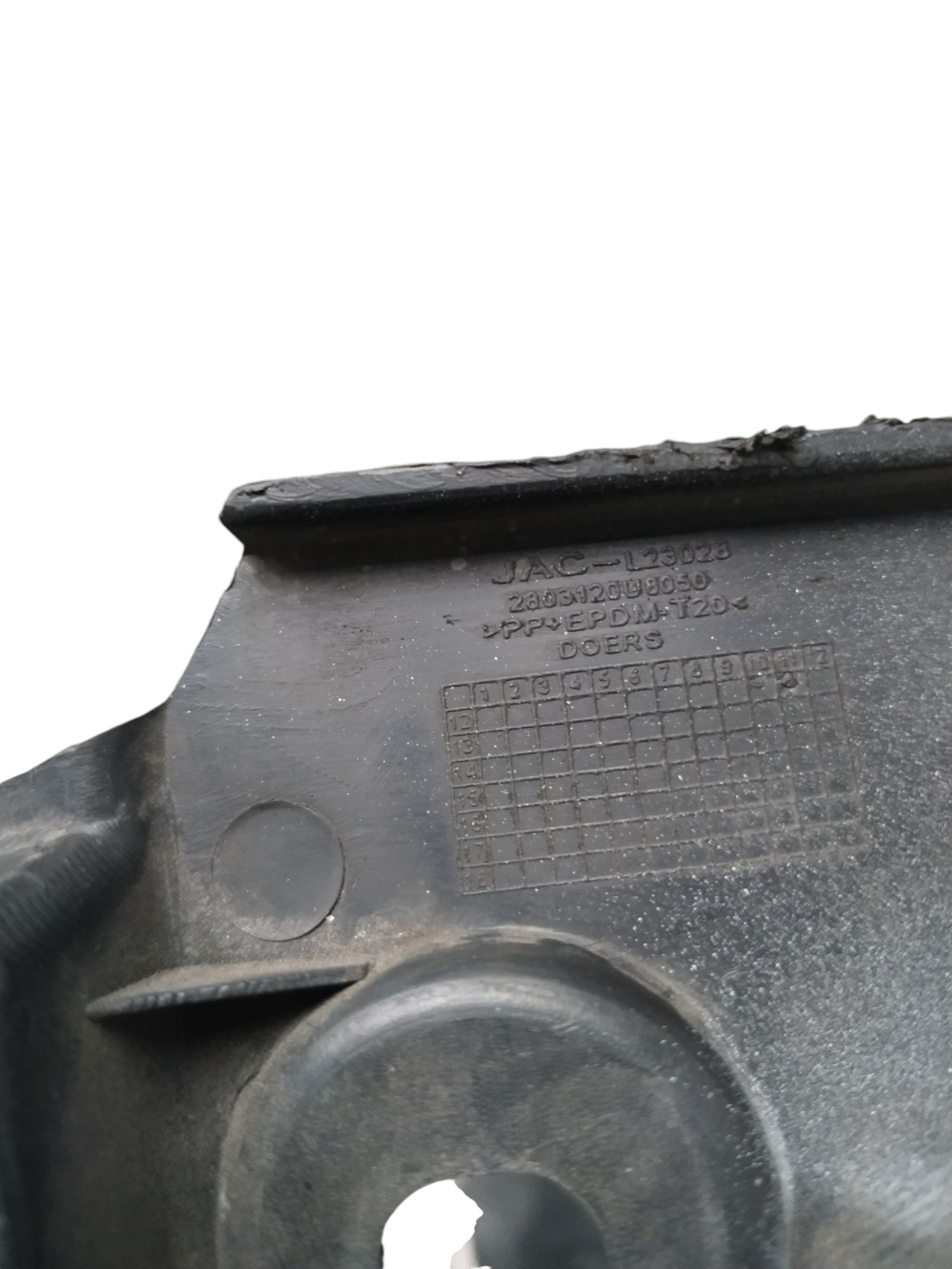 Acabamento Superior Para-choque Dianteiro Jac J2 2014 Preto 3
