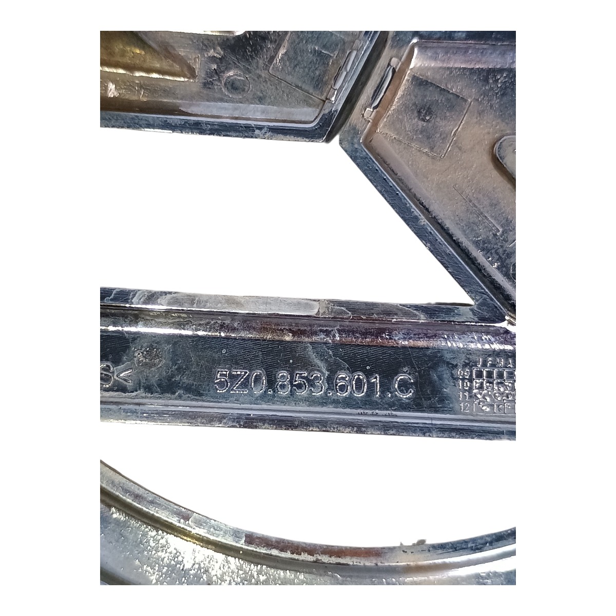 Emblema Dianteiro Vw Fox 1.6 2013 5z0853601c Prata 4