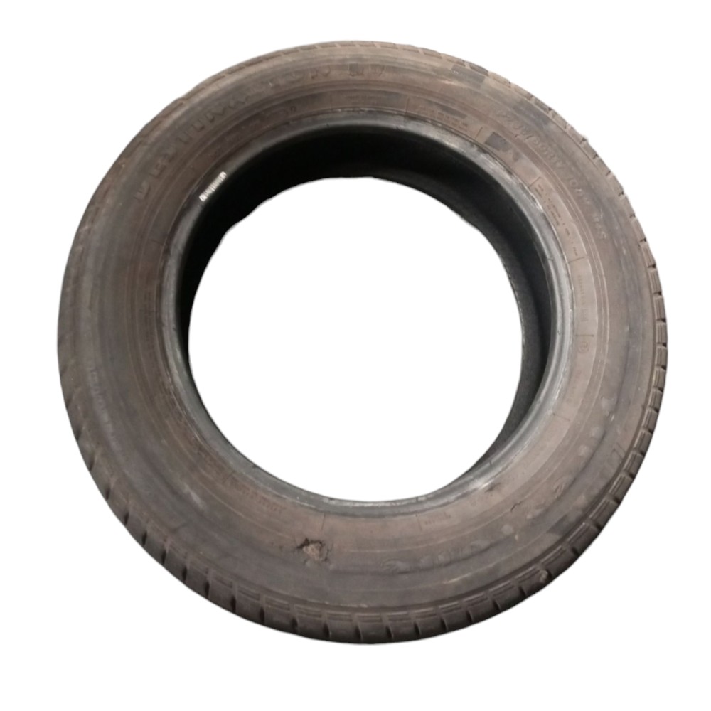 Pneu Firestone P235/60 R17 com detalhe