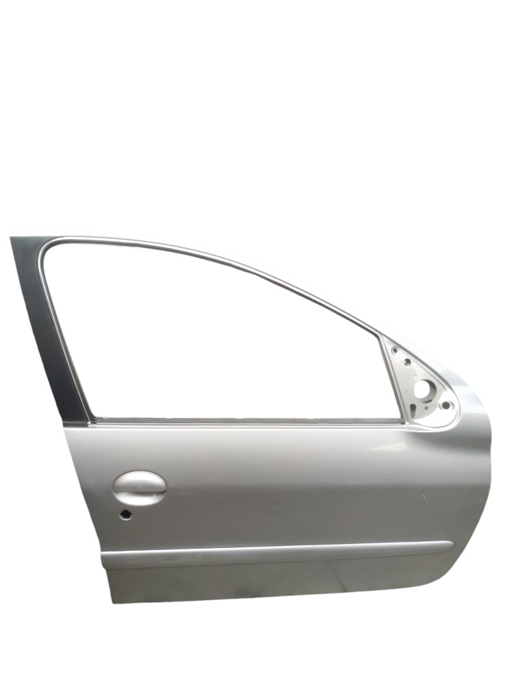 Porta Dianteira Direita Peugeot 207 Com Detalhe Dianteira Direita Prata 1
