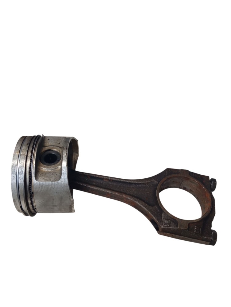 Conjunto de pistão e biela de um motor automotivo GM 2000 1
