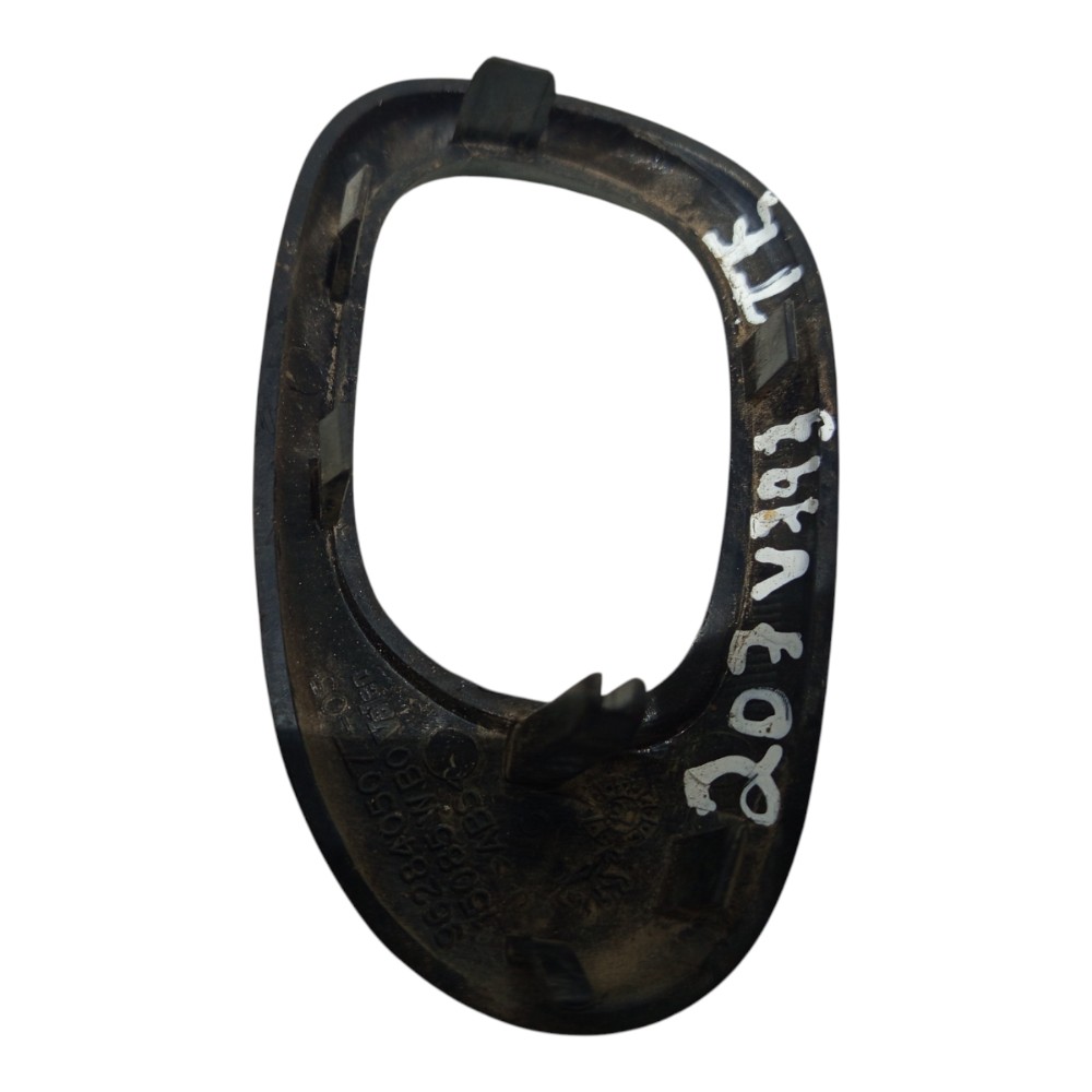 Moldura Maçaneta Interna Traseira Esq  Peugeot 206 207 2009 Preto Traseira 7