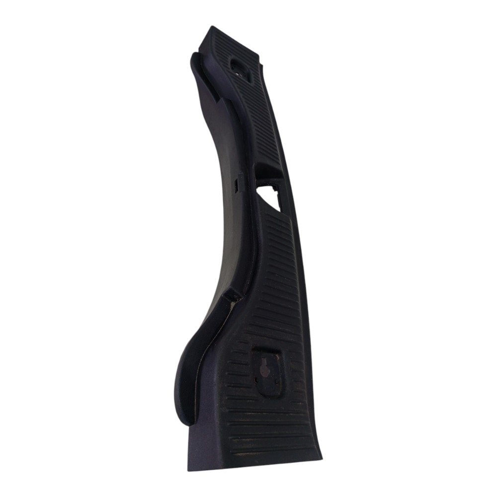 Moldura Soleiro Porta Malas Gm Tracker Lzt 2014 A 2019 3