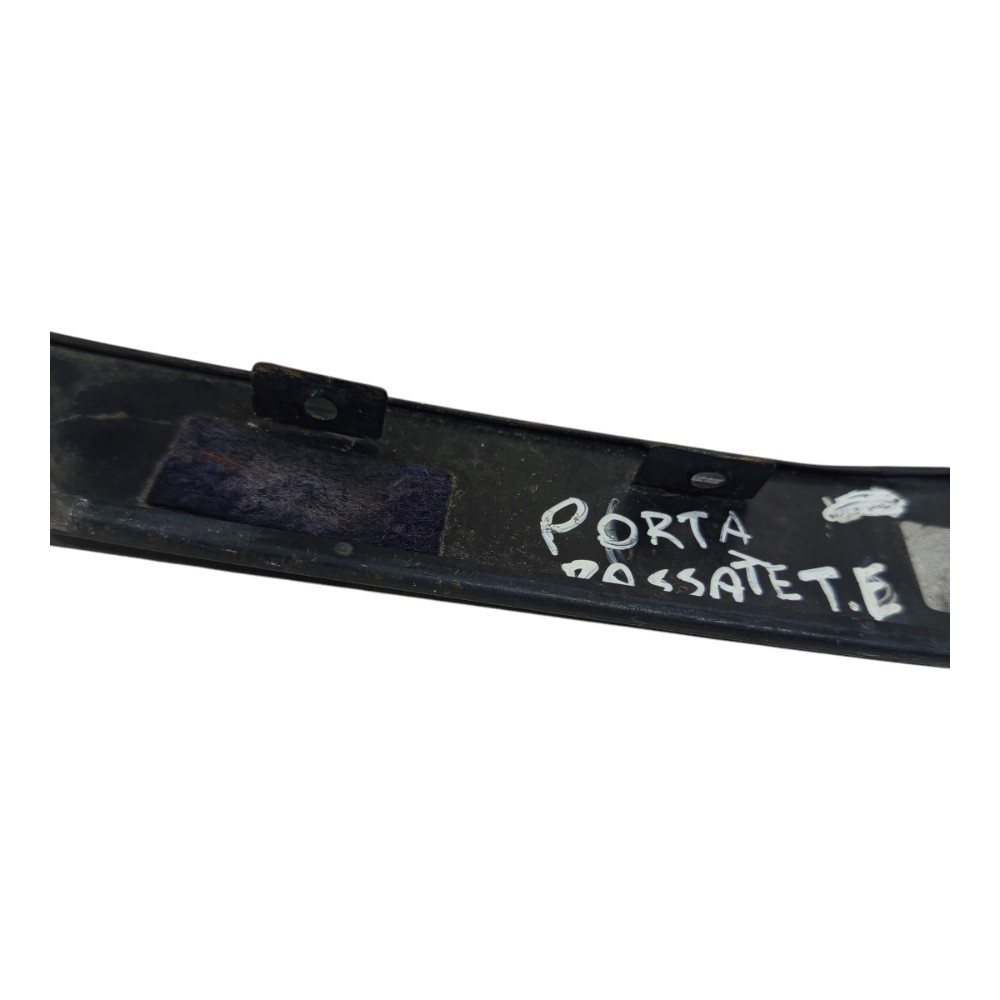Moldura Trás Porta Traseira Esquerda Passat 1997 A 2000 Preto 7