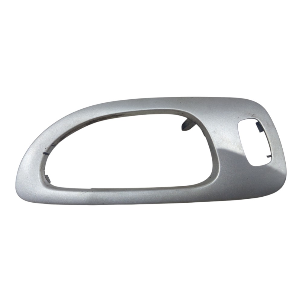 Moldura Maçaneta Interna Traseiro Le Peugeot 307 2005 A 2011 – Prata – Traseira 1