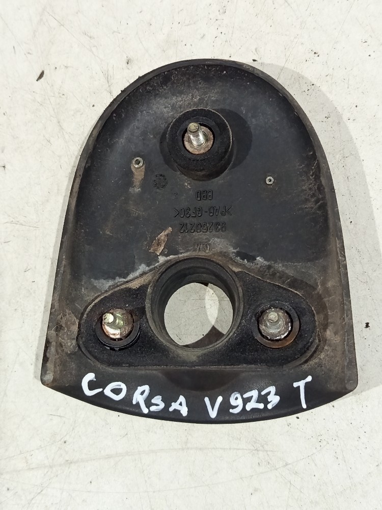 Moldura maçaneta tampa porta malas GM Corsa 94 a 02 2
