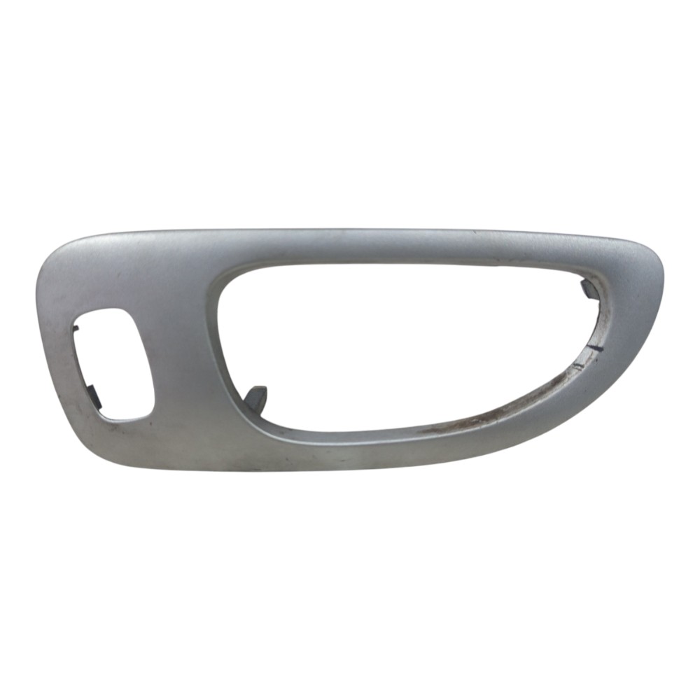 Moldura Maçaneta Interna Traseiro Le Peugeot 307 2005 A 2011 – Prata – Traseira 2
