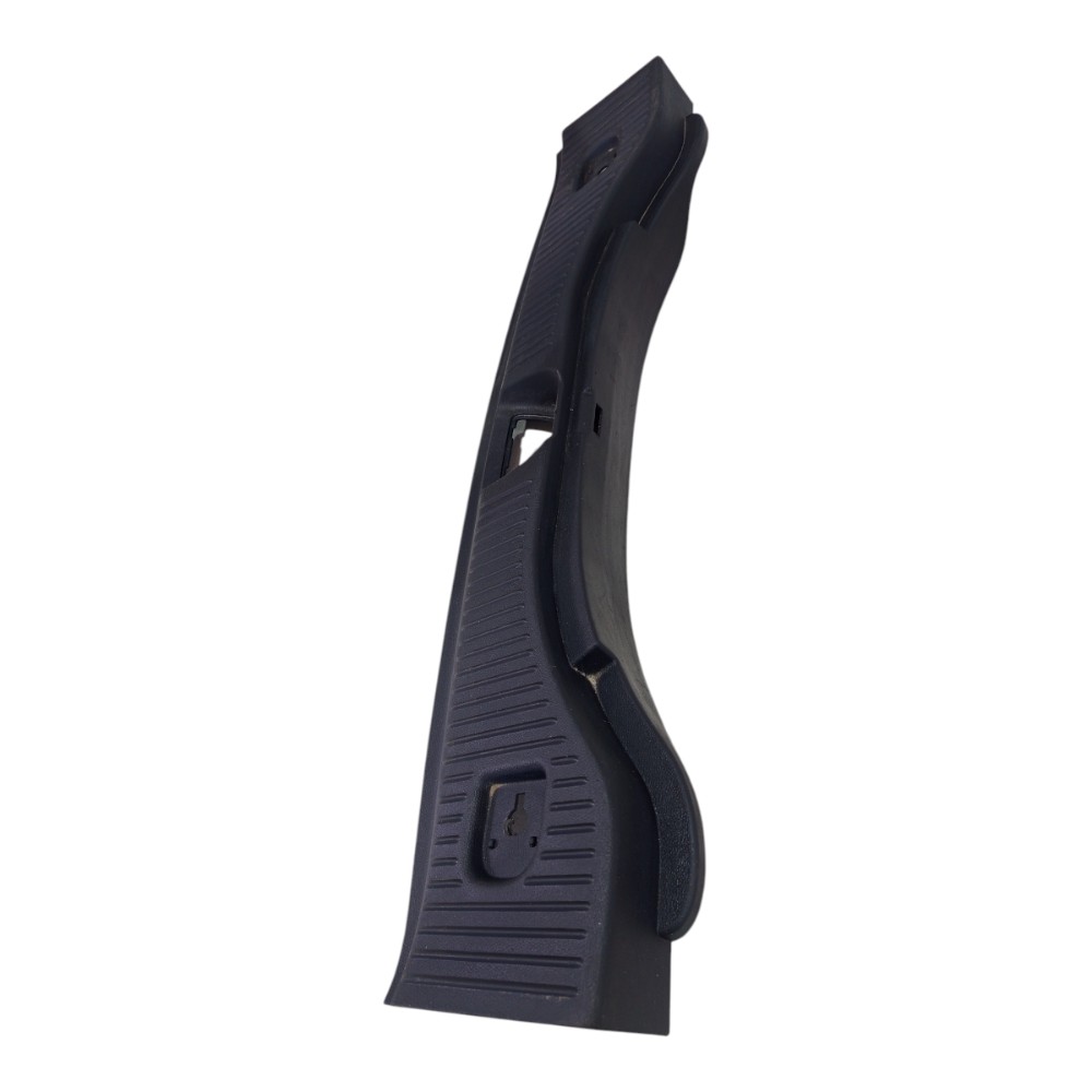 Moldura Soleiro Porta Malas Gm Tracker Lzt 2014 A 2019 5
