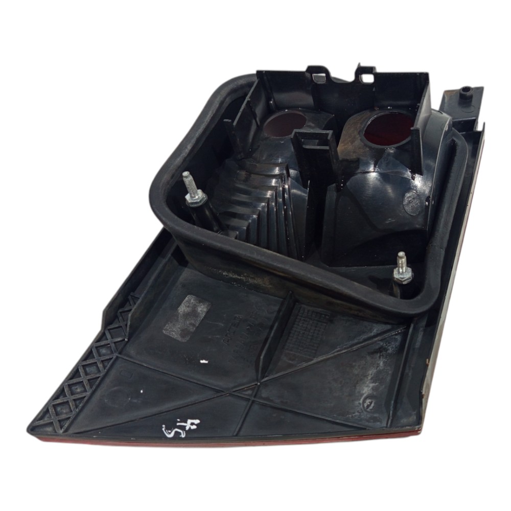 Lanterna Tampa Traseira Direito Vw Santana 99 A 06 C Avaria 5