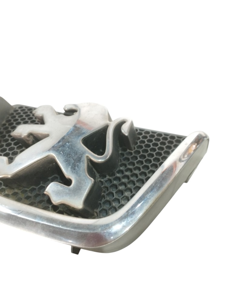 Emblema Grade Dianteiro Peugeot 206 2000 A 2008 9628688677 Preto E Cromado 2