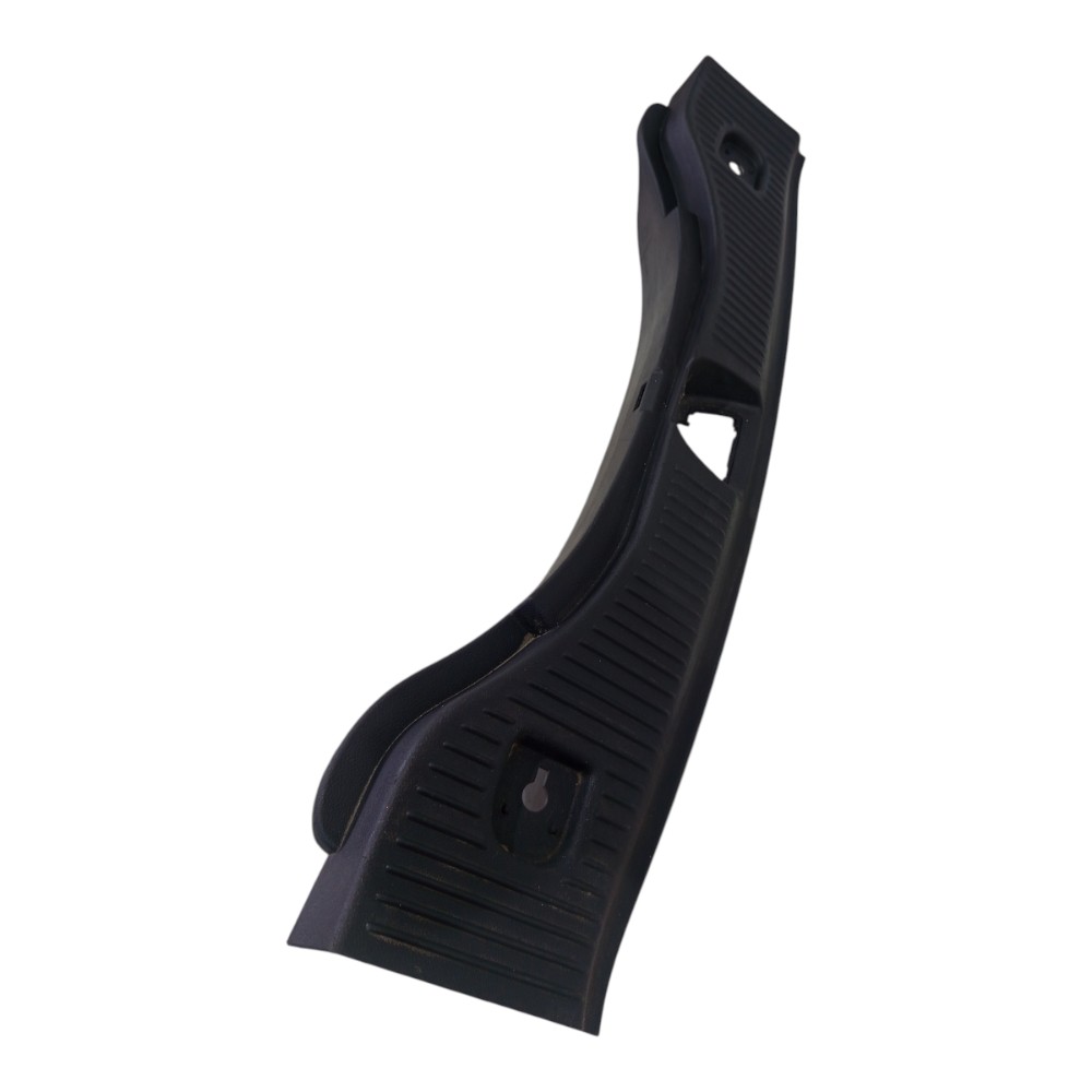 Moldura Soleiro Porta Malas Gm Tracker Lzt 2014 A 2019 4