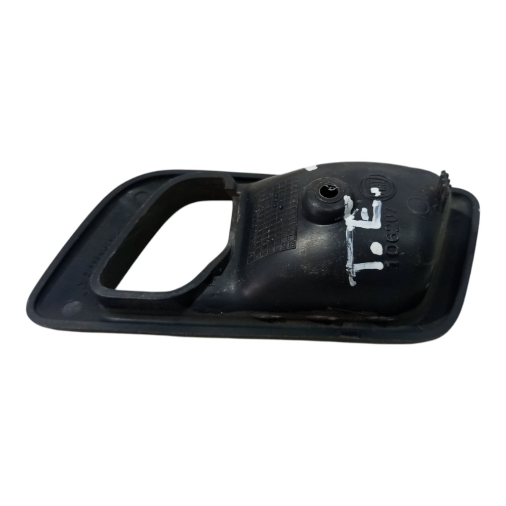Moldura Maçaneta Traseiro Esquerdo Fiat Siena 2012 A 2019 Preto Traseira 2