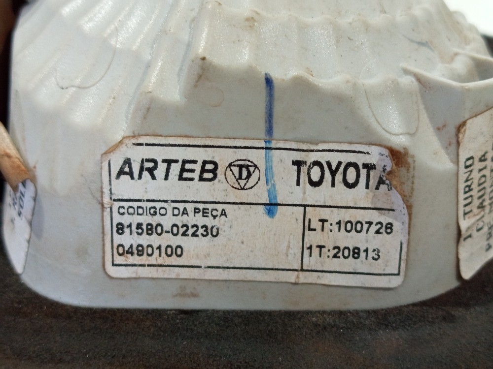 Lanterna Direita Tampa Toyota Corolla 2009 A 2011 Avaria Direito/passageiro 6