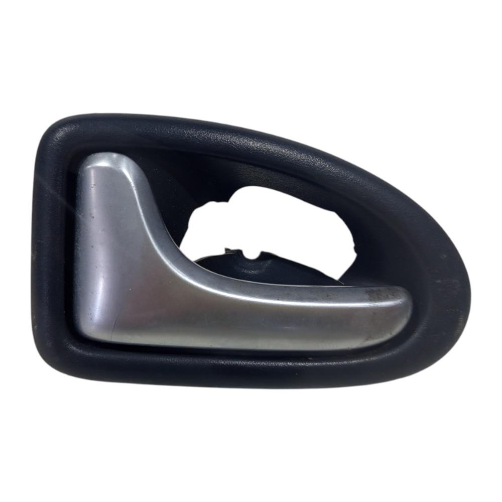 Maçaneta Interna Esq Renault Clio 2000 A 2007 Avaria Moldura Prata E Preto Dianteira/traseira 2