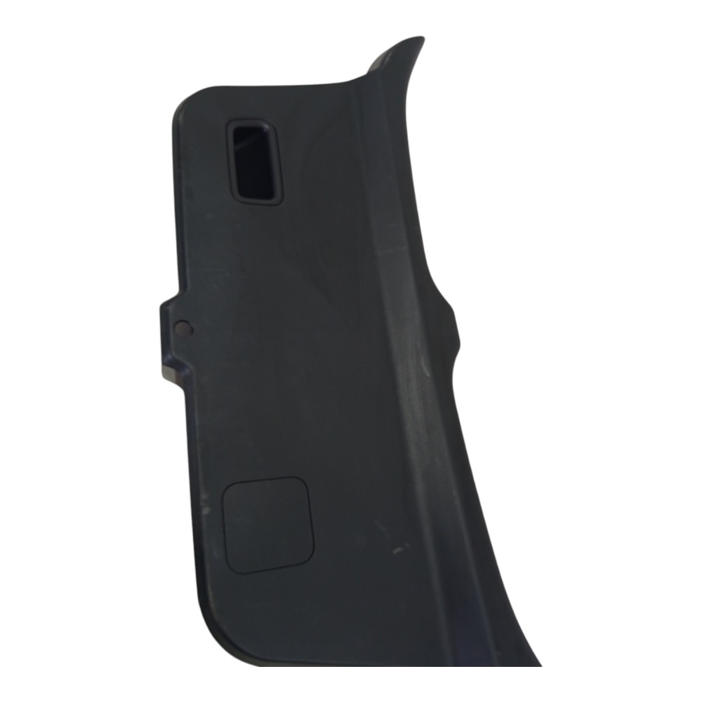 Acabemento interno tampa traseira Gm Sonic hatch  2012 a 16 1