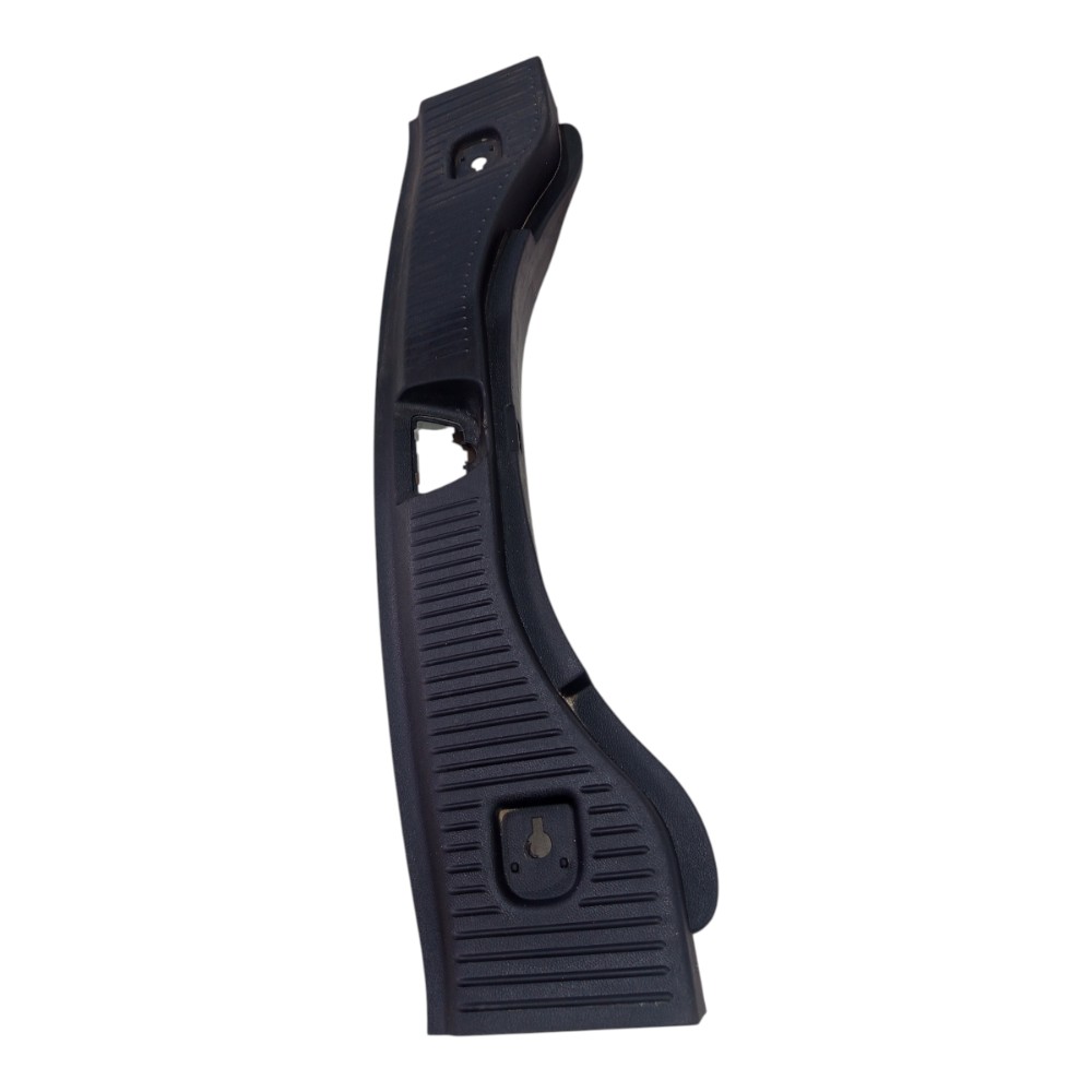 Moldura Soleiro Porta Malas Gm Tracker Lzt 2014 A 2019 1