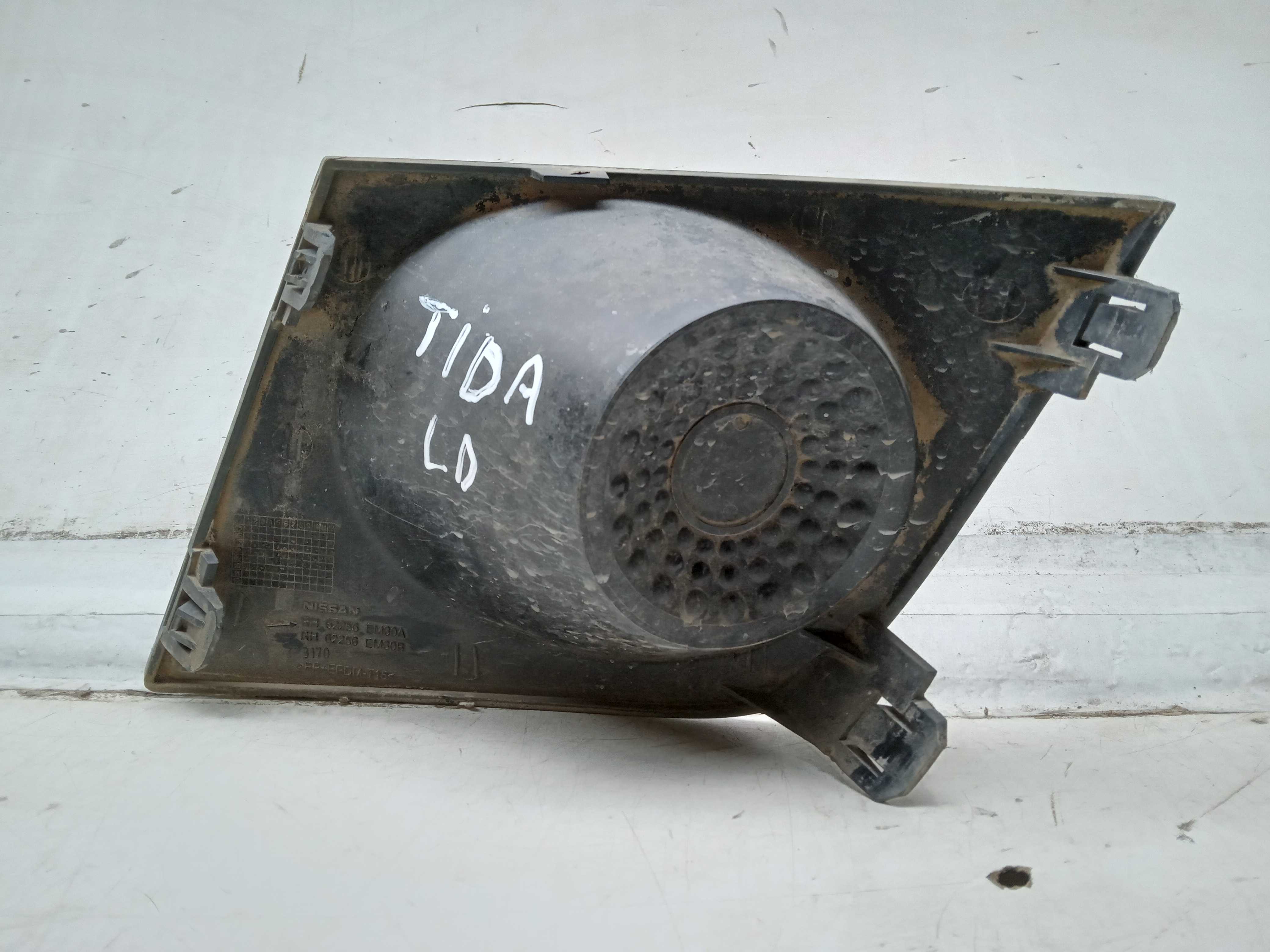 MOLDURA FAROL MILHA LD S/FURO NISSAN TIDA 2010 2