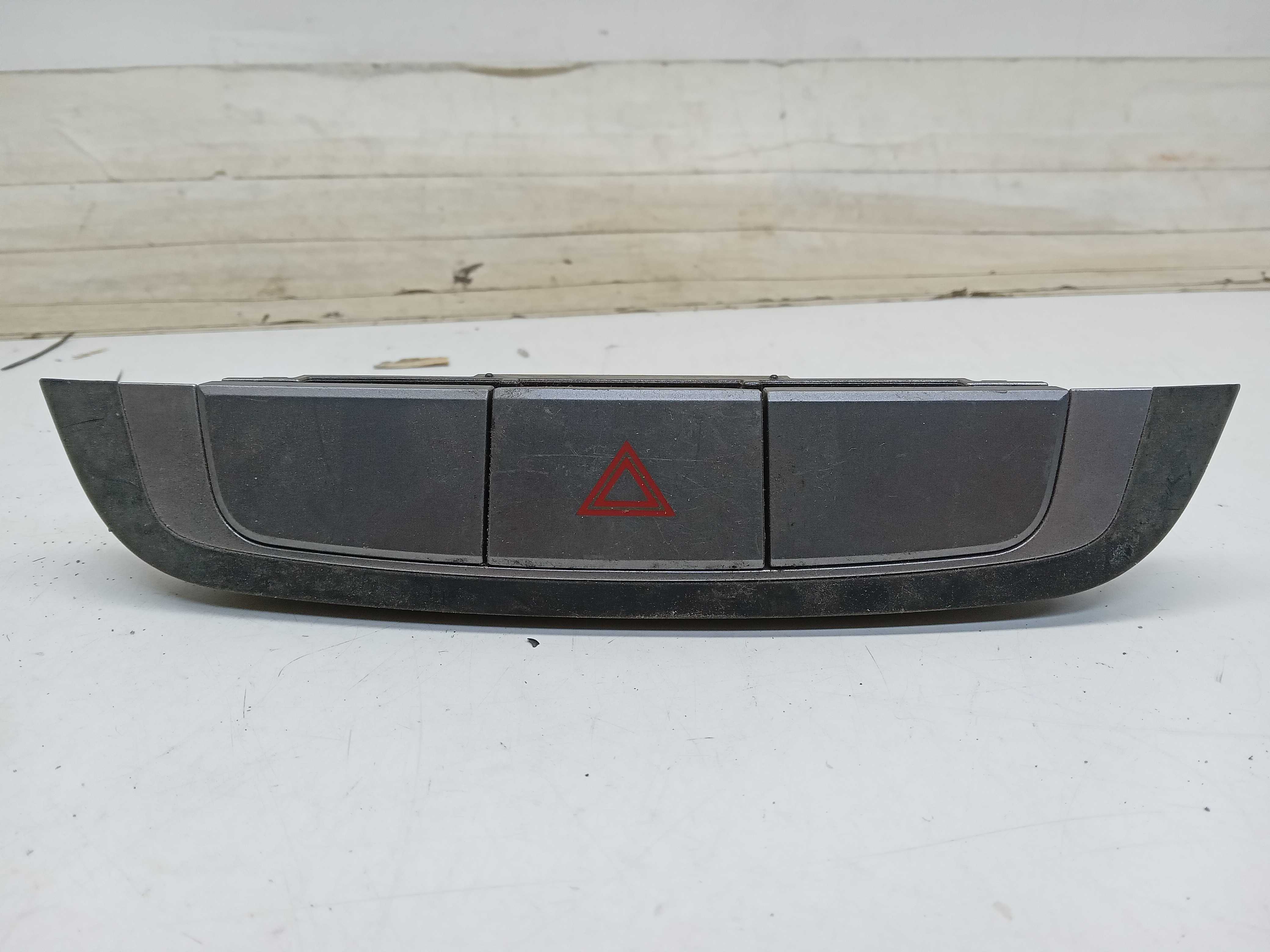 Comando Botao pisca alerta hyundai ix35 2015 a 2020 1
