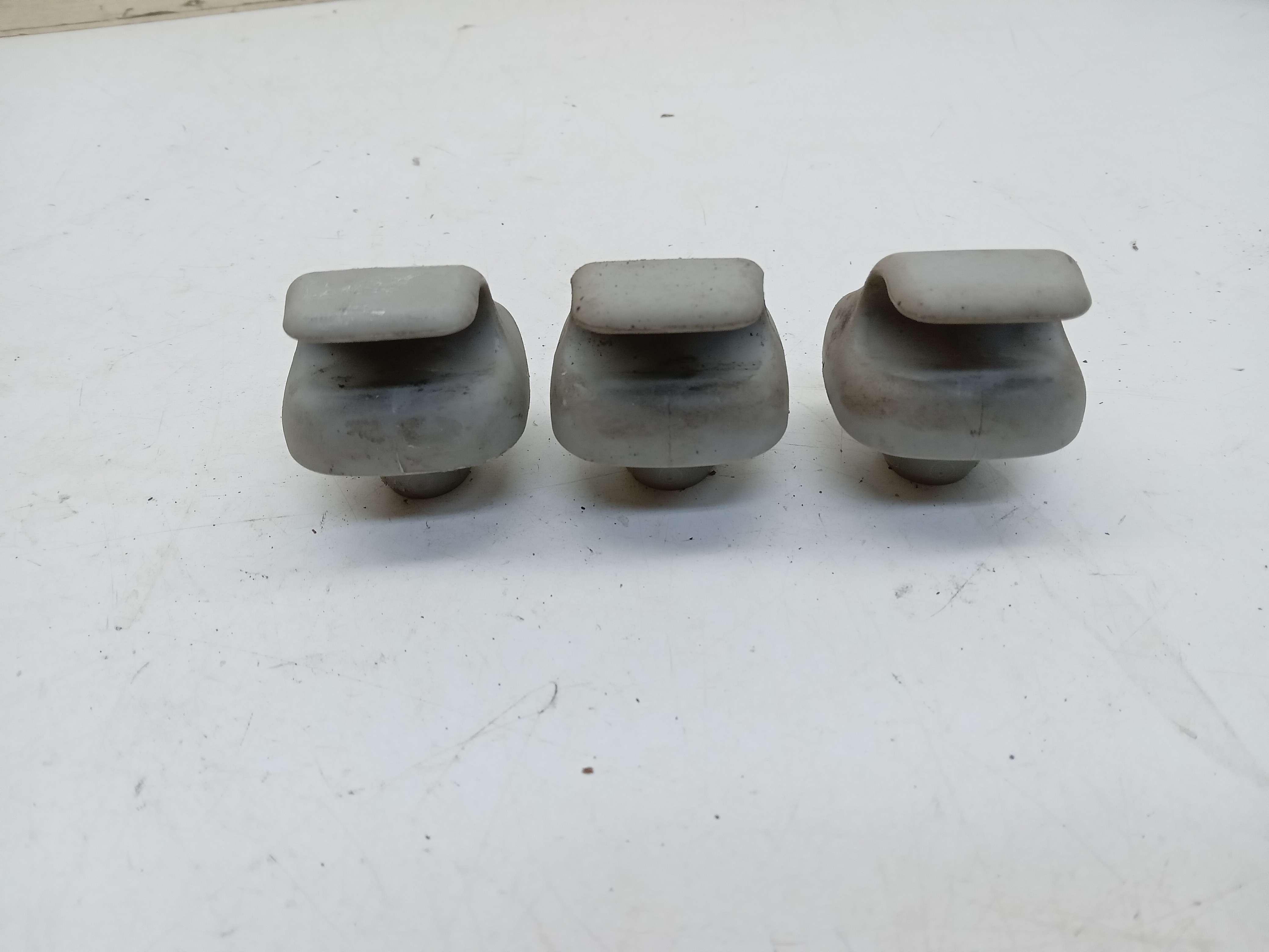 3  SUPORTE PRESILHA QUEBRA SOL HONDA FIT 2004.
