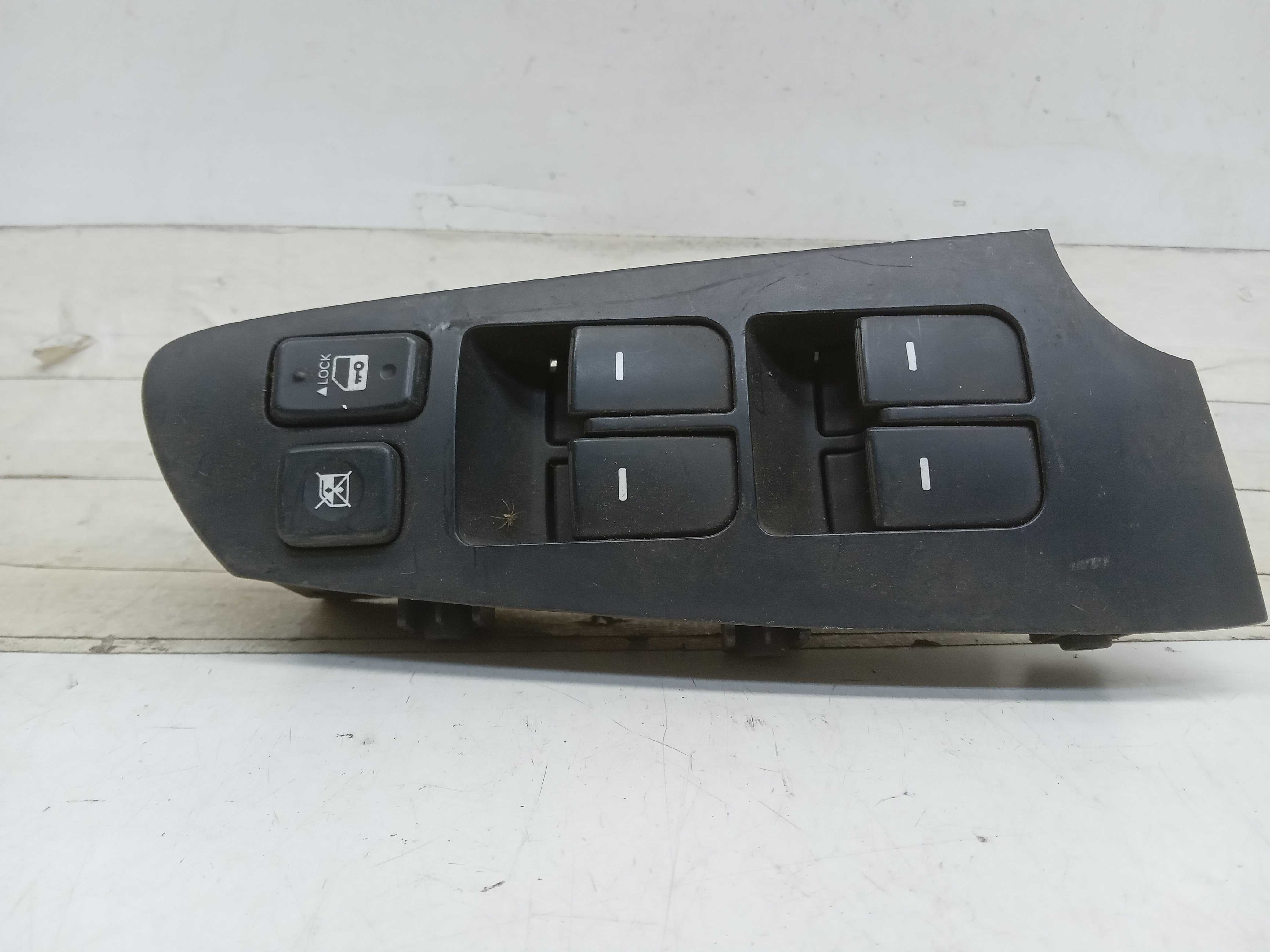 MOLDURA COMANDO BOTAO VIDRO DIANTEIRA LE KIA CERATO 2010 1