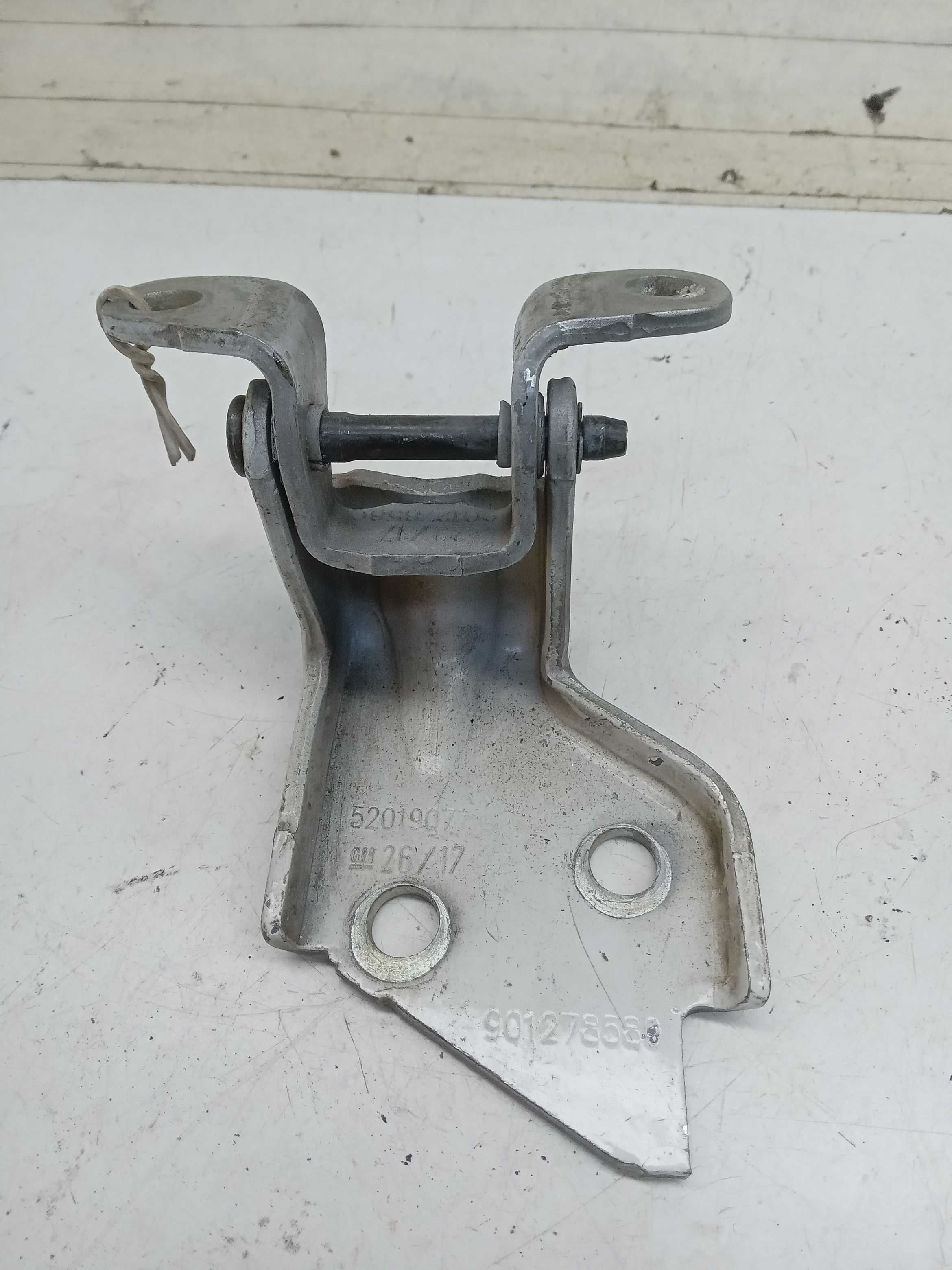 DOBRADIÇA SUPERIOR PORTA TRASEIRA LD GM S10 2017 1